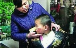 儿女用烟烫母亲情景短剧，父亲拿烟头烫女儿
