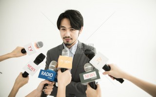 采访背后恶搞视频，采访背后恶搞视频大全